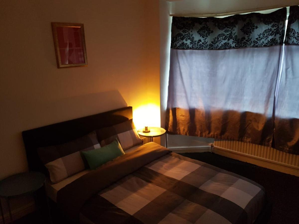 Budget House In Gants Hill Bed and Breakfast Ilford Exterior foto