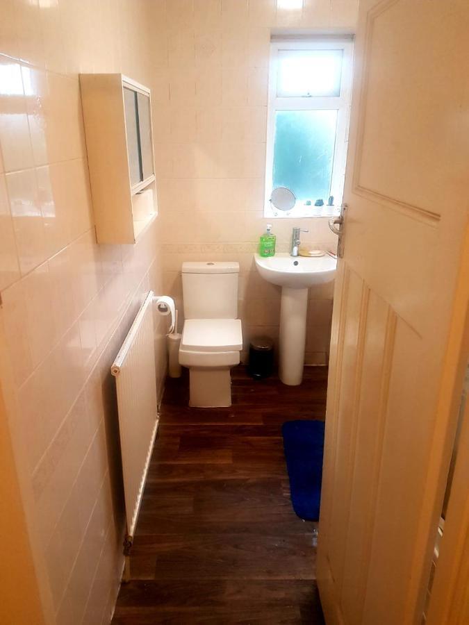 Budget House In Gants Hill Bed and Breakfast Ilford Exterior foto